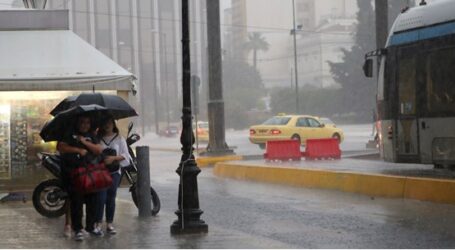 Άνοιξαν οι ουρανοί στην Αθήνα – Ποτάμια οι δρόμοι από την έντονη καταιγίδα
