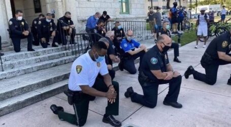 Δολοφονία George Floyd: Αστυνομικοί γονατίζουν μπροστά στους διαδηλωτές