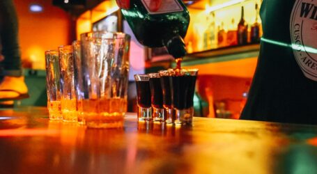 Πάρτι με 1000 άτομα σε beach bar του Αλίμου – Δίμηνο λουκέτο και πρόστιμο