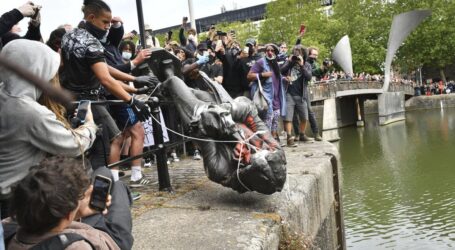 Στο Μπρίστολ «έπνιξαν» το άγαλμα της ντροπής, ρίχνοντας δουλέμπορο στο ποτάμι