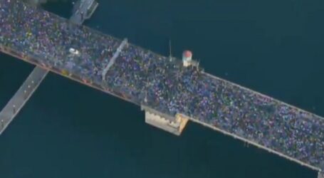 Δολοφονία Τζορτζ Φλόιντ: Συγκλονιστική στιγμή στο Πόρτλαντ – Χιλιάδες ξάπλωσαν με τα χέρια πίσω από την πλάτη