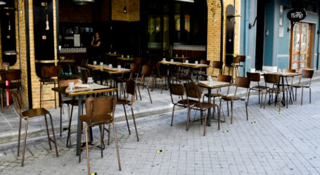 Αρση μέτρων: Με αποστάσεις ανοίγουν οι εσωτερικοί χώροι στην εστίαση, τι ισχύει για τις παραλίες