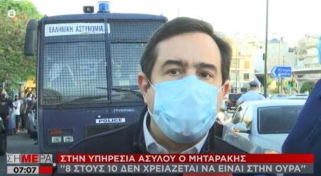 Επέμβαση των ΜΑΤ στην Υπηρεσία ασύλου παρουσία Νότη Μηταράκη στην Κατεχάκη [vid]