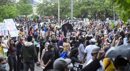 Κορωνοϊός – «Καμπανάκι» των ειδικών για τις μαζικές διαδηλώσεις: Το δεύτερο κύμα ίσως έρθει νωρίτερα