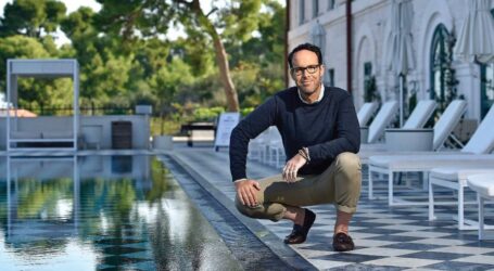 Ποιος είναι ο “ρομαντικός” επενδυτής που παραβλέπει τη γραφειοκρατία και αγοράζει ξενοδοχεία στην Ελλάδα;