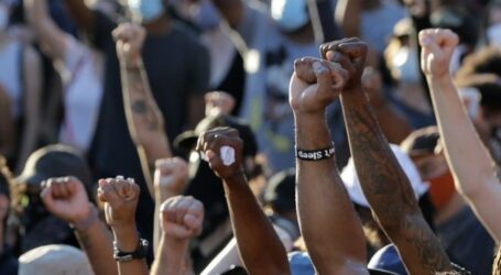 Δολοφονία Φλόιντ: Παγκόσμια διαμαρτυρία κατά του ρατσισμού- Ο πλανήτης “δεν μπορεί να αναπνεύσει”