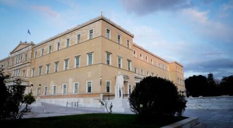 Δολοφονία Τζορτζ Φλόιντ: Πώς “καθρεφτίστηκε” στα ελληνικά κόμματα η εξέγερση στις ΗΠΑ