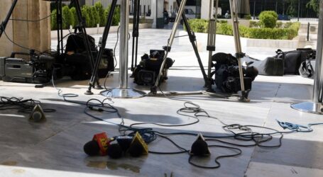 Μαίνεται η «μετωπική» κυβέρνησης-ΣΥΡΙΖΑ για τη λίστα με τα ποσά σε ΜΜΕ: «Στη δημοσιότητα μετά τις πληρωμές» – «Μην την αλλοιώσετε»