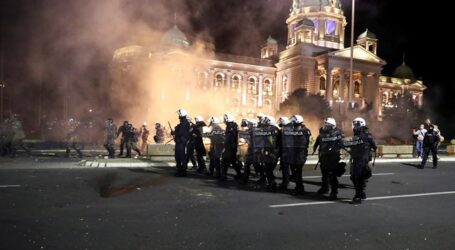 Χάος στη Σερβία: Αντιδράσεις κατά του lockdown λόγω κορονοϊού – Διαδηλωτές εισέβαλαν στη Βουλή