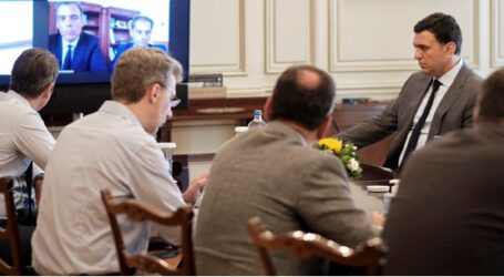 Κορονοϊός: Έκτακτη σύσκεψη στο Μαξίμου – Στο τραπέζι νέα μέτρα και αυστηροποίηση προστίμων λόγω αύξησης κρουσμάτων