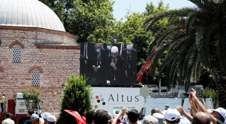 Ιστορική πρόκληση στην Αγιά Σοφιά: Ο Ερντογάν διάβασε απόσπασμα από το Κοράνι μέσα στην εκκλησία