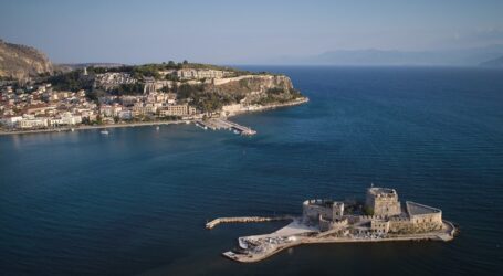 Ναύπλιο: Επεισοδιακός έλεγχος για τα μέτρα σε καφέ – Ο ιδιοκτήτης πήδηξε στη θάλασσα