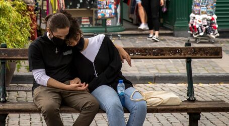 Κορονοϊός: Τουλάχιστον 10.000 ενεργά κρούσματα – Απροστάτευτοι οι νέοι