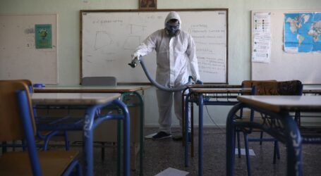 Κορωνοϊός: Όλα τα σενάρια που εξετάζονται για το άνοιγμα των σχολείων – Με μάσκα οι μαθητές στα θρανία