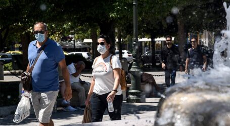 Κορωνοϊός: Μάχη με τους «αόρατους» φορείς και τη χαλάρωση της νεολαίας