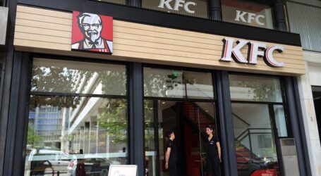 Τα KFC αποσύρουν το διάσημο για δεκαετίες σύνθημα της αλυσίδας ελέω κορονοϊού