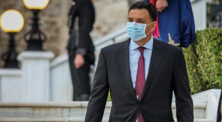 «Καμπανάκι» από τον Κικίλια: Ο μέσος όρος ηλικίας όσων έχουν νοσήσει τον Αύγουστο είναι τα 36 έτη