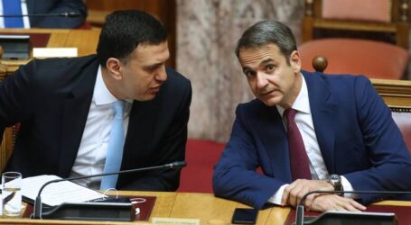 Κορωνοϊός: Στήριξη Μητσοτάκη σε Κικίλια – Οι θεωρίες συνωμοσίας ανησυχούν την κυβέρνηση