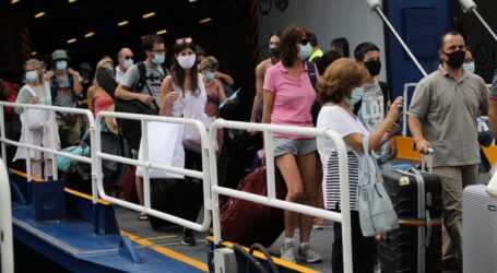 Κορονοϊός: Η επιστροφή των εκδρομέων θα κρίνει τα νέα μέτρα – Πότε θα ανοίξουν τα σχολεία [vid]