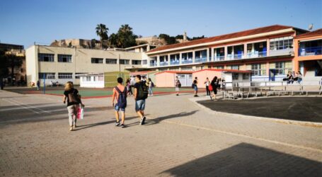 Κορωνοϊός – Σχολεία: Σκέψεις να ανοίξουν πρώτα τα δημοτικά και μετά τα Γυμνάσια – Λύκεια