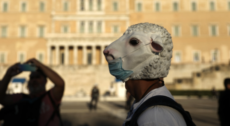 Κορωνοϊός: Σκηνές ντροπής με πολίτες να πιάνονται στα χέρια για τις μάσκες – Παρέμβαση εισαγγελέα για τους αρνητές