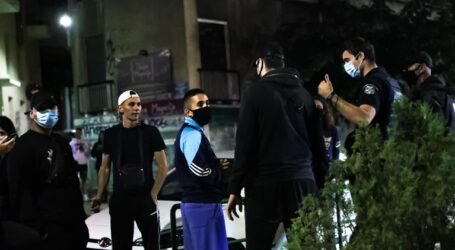 Κορονοϊός: Επιχείρηση της αστυνομίας στην πλατεία Βαρνάβα με ντουντούκες κατά συνωστισμού [εικόνες – βίντεο]