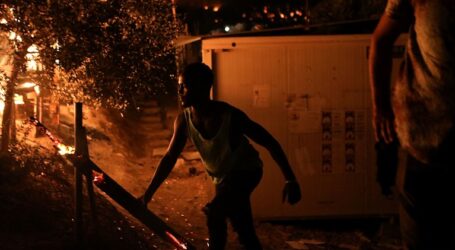 Φωτιά στη Μόρια: Μετανάστες τραγουδούν “bye bye Μόρια” την ώρα που το ΚΥΤ παραδίδεται στις φλόγες [βίντεο]