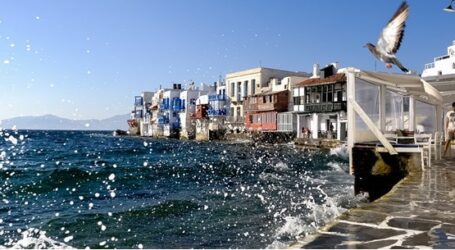 Όπου φύγει φύγει 60.000 Βρετανοί – Αναχωρούν άμεσα από 7 ελληνικά νησιά της “κόκκινης” λίστας με… τριπλάσια εισιτήρια