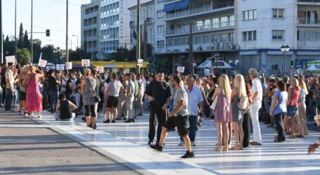 Συγκέντρωση γονέων σε Αθήνα και Θεσσαλονίκη – «Κανένα παιδί με μάσκα στο σχολείο»