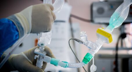 Κορονοϊός: Ένας στους πέντε νέους που νοσηλεύονται χρειάζεται ΜΕΘ κι ένας στους 10 διασωλήνωση