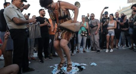 Τραβάνε το σχοινί οι αρνητές της μάσκας: Κολλάνε αφίσες έξω από σχολεία – Ενημερώνεται η αστυνομία