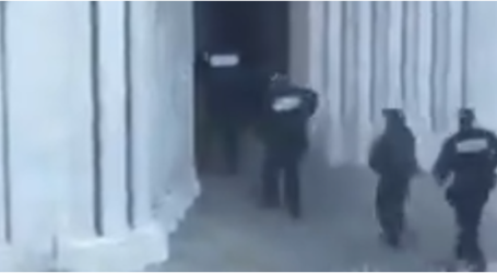 Τρόμος στη Γαλλία: Η στιγμή της εισβολής της αστυνομίας στην εκκλησία, μετά τον αποκεφαλισμό της γυναίκας [Βίντεο]
