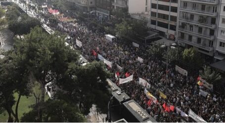 Δίκη Χρυσής Αυγής: Λαοθάλασσα έξω από το Εφετείο – Χιλιάδες διαδηλωτές φωνάζουν “Δεν είναι αθώοι” [εικόνες]