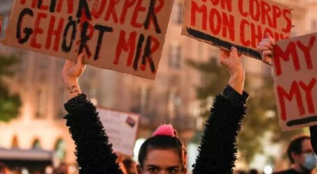 Πολωνία εκτρώσεις: Καζάνι που βράζει η χώρα – Μαζικές διαδηλώσεις