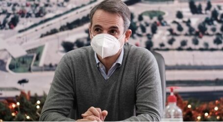 Μήνυμα Μητσοτάκη για το πώς θα περάσουμε τα Χριστούγεννα – Το πολύ με μία οικογένεια ακόμη