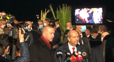 Προκλητικό σόου Ερντογάν υπό καταρρακτώδη βροχή στα Βαρώσια