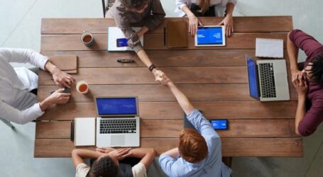 Τα τρία πρώτα οικονομικά μέτρα: Επίδομα 800 ευρώ το Νοέμβριο για αναστολή εργασίας, 400 ευρώ σε μακροχρόνια ανέργους