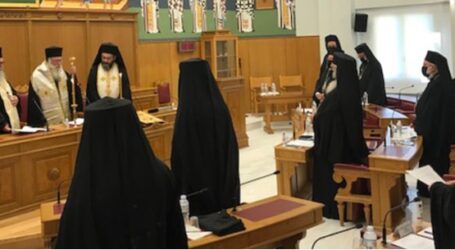 Αποκάλυψη: Το μυστικό κορονο-γεύμα των ιεραρχών με τον Αρχιεπίσκοπο στη Μονή Πετράκη – Ποιοι συμμετείχαν