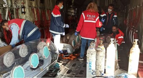 Οι πρώτες εντυπωσιακές εικόνες από τις αεροδιακομιδές ασθενών κορονοϊού με C-130 – Μέσα σε ειδικές κάψουλες