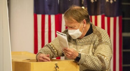 Εκλογές ΗΠΑ 2020: Τραμπ-Μπάιντεν 1-1, στα δύο πρώτα χωριά που ανακοίνωσαν αποτελέσματα