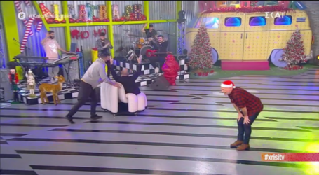 «Χρυσή τηλεόραση»: Με την πολυθρόνα του μπήκε στο πλατό του Νίκου Μουτσινά ο Χρήστος Μακρίδης