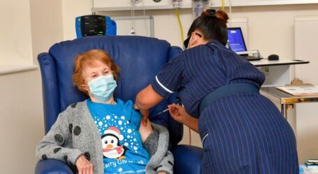 Βρετανία: Μια 90χρονη είναι η πρώτη που έκανε το εμβόλιο της Pfizer