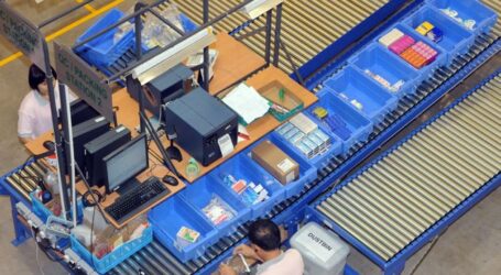 Μέσα στο ψυχρό δωμάτιο που φυλάσσονται τα εμβόλια για τον Covid-19