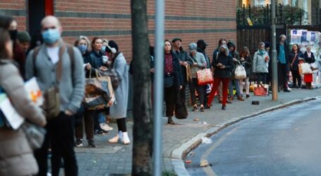 Πανικός στο Λονδίνο- Τεράστιες ουρές έξω από σούπερ μάρκετ- Αδειασαν τα ράφια, φοβούνται ελλείψεις λόγω κλειστών συνόρων