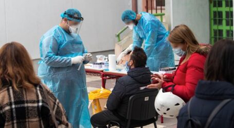 Στην ουρά για rapid test οι εκπαιδευτικοί πριν το άνοιγμα των σχολείων – Τι δείχνουν τα πρώτα αποτελέσματα