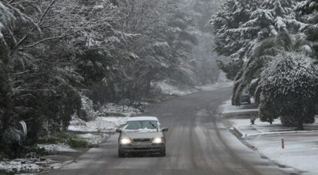 Κακοκαιρία “Λέανδρος”: Σε λευκό κλοιό και τα βόρεια της Αττικής – Ποιοι δρόμοι έχουν κλείσει [εικόνες]