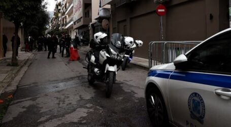 Εκτακτη σύσκεψη Χρυσοχοΐδη μετά τα πρωτοφανή “μπλόκα” αντιεξουσιαστών – Κάνουν… ελέγχους και ζητούν ταυτότητες