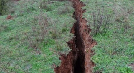 Ανοιξε η γη σε Τύρναβο και Ελασσόνα: Βυθίστηκε ολόκληρη περιοχή 30 – 40 εκατοστά – Η εξήγηση του Λέκκα