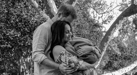 Ο Χάρι, η Μέγκαν, ο Άρτσι και η μπέμπα: Χαλαροί στον κήπο τους, μετά τη βόμβα που έριξαν στο παλάτι