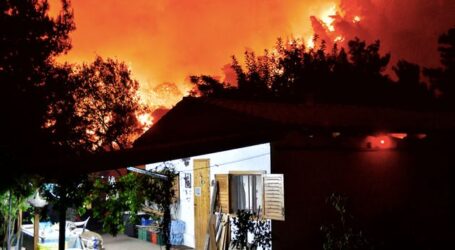 Μαίνεται η μεγάλη φωτιά στο Σχίνο – Εκκένωση χωριών ενώ το πύρινο μέτωπο κινείται προς Αλεποχώρι